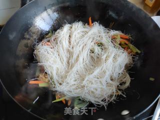 莴笋肉丝炒粉干的做法步骤：7