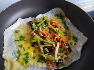 鸡蛋蔬菜卷饼的做法步骤：7