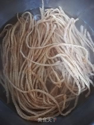 素肚丝炒韭菜的做法步骤：1