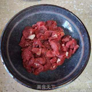 番茄炒牛肉的做法步骤：1