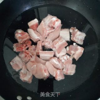 酸菜排骨汤的做法步骤：1