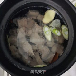 酸菜排骨汤的做法步骤：2