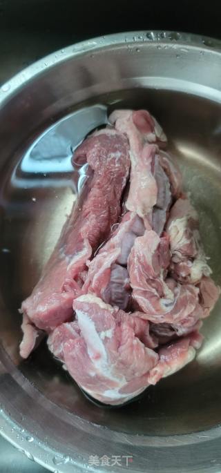 椰汁焖牛腩土豆的做法步骤：1