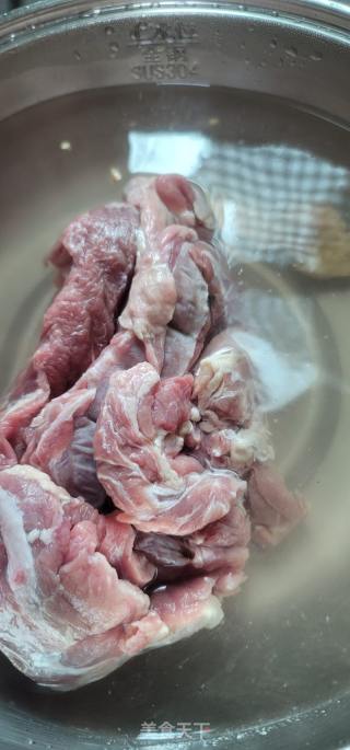 椰汁焖牛腩土豆的做法步骤：2