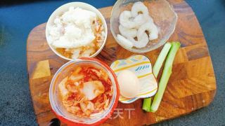 辣白菜虾仁炒饭的做法步骤：1