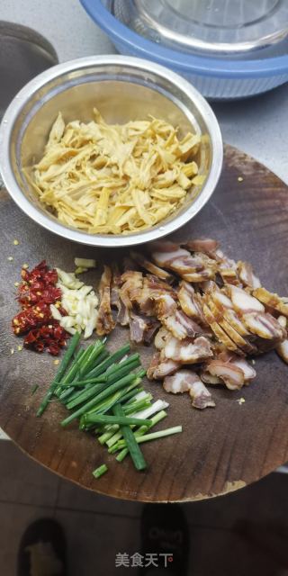 笋干炒腊肉的做法步骤：1
