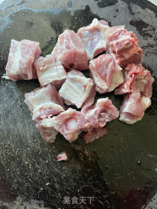酸菜土豆排骨煲的做法步骤：1