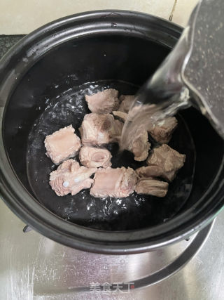 酸菜土豆排骨煲的做法步骤：6