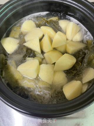 酸菜土豆排骨煲的做法步骤：10