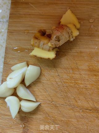 土豆烧排骨的做法步骤：1