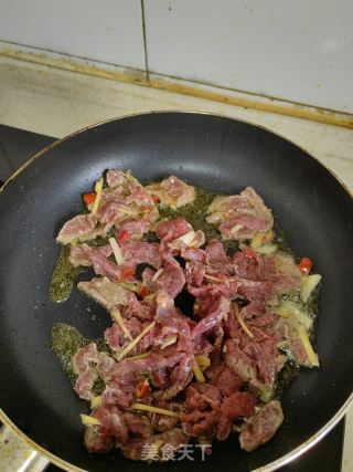青椒炒牛肉的做法步骤：7
