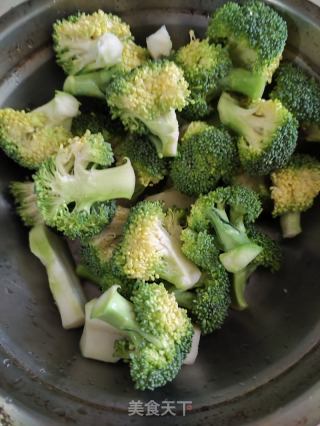 西兰花炒胡萝卜的做法步骤：2