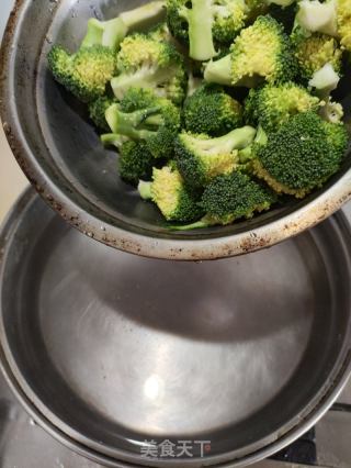 西兰花炒胡萝卜的做法步骤：4
