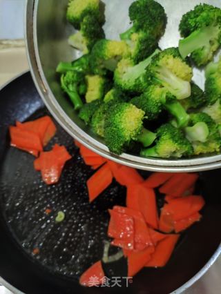 西兰花炒胡萝卜的做法步骤：5