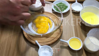 抹茶蒸蛋糕，颜色靓丽颜值高，味道清新，口感绵软。的做法步骤：2