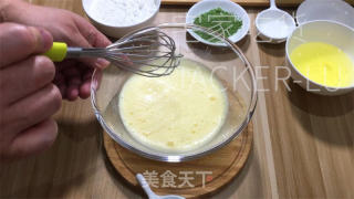 抹茶蒸蛋糕，颜色靓丽颜值高，味道清新，口感绵软。的做法步骤：4