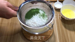 抹茶蒸蛋糕，颜色靓丽颜值高，味道清新，口感绵软。的做法步骤：5