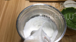 抹茶蒸蛋糕，颜色靓丽颜值高，味道清新，口感绵软。的做法步骤：8