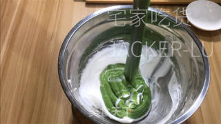抹茶蒸蛋糕，颜色靓丽颜值高，味道清新，口感绵软。的做法步骤：11