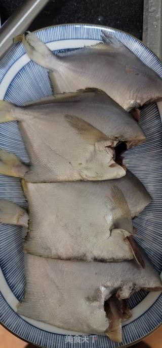 清蒸银鲳鱼的做法步骤：1