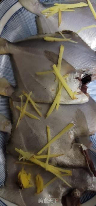 清蒸银鲳鱼的做法步骤：2