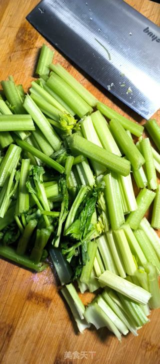 西红柿炒芹菜的做法步骤：1