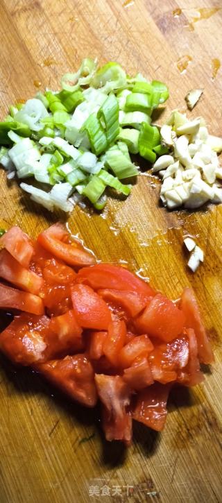 西红柿炒芹菜的做法步骤：2