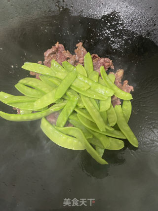 牛肉炒荷兰豆的做法步骤：7