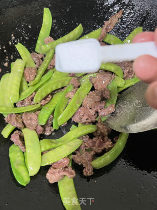 牛肉炒荷兰豆的做法步骤：8