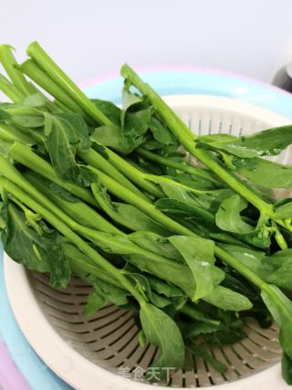 腊肠炒芥兰的做法步骤：1