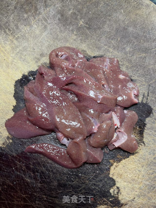菠菜猪肝汤的做法步骤：1