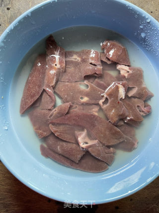 菠菜猪肝汤的做法步骤：2
