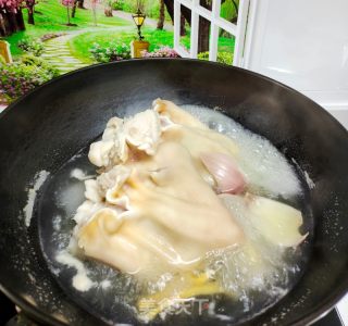 卤猪耳的做法步骤：1