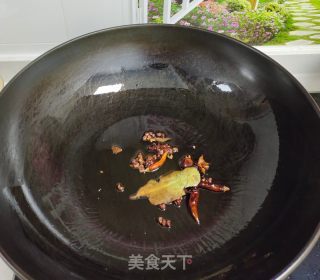 卤猪耳的做法步骤：2