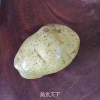 土豆蒸腊肠的做法步骤：2