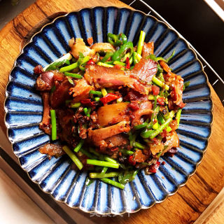 腊肉炒青椒蒜苔的做法
