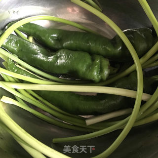 腊肉炒青椒蒜苔的做法步骤：1