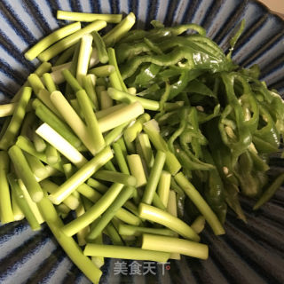 腊肉炒青椒蒜苔的做法步骤：3