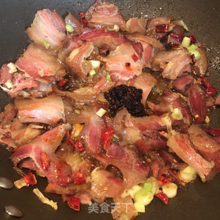 腊肉炒青椒蒜苔的做法步骤：6