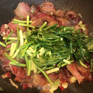 腊肉炒青椒蒜苔的做法步骤：7