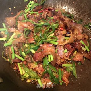 腊肉炒青椒蒜苔的做法步骤：8