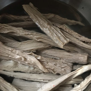 黑腐竹炒西葫芦的做法步骤：1