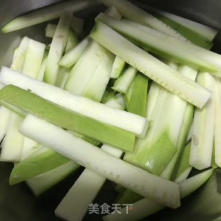 黑腐竹炒西葫芦的做法步骤：2