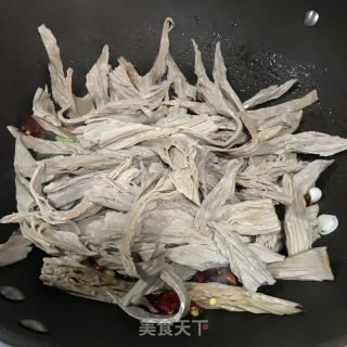 黑腐竹炒西葫芦的做法步骤：6