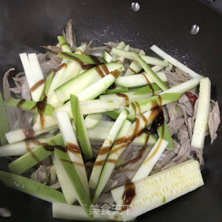 黑腐竹炒西葫芦的做法步骤：7