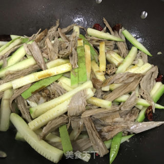 黑腐竹炒西葫芦的做法步骤：8