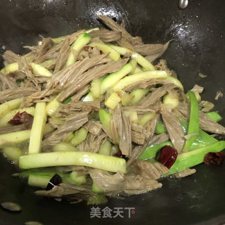 黑腐竹炒西葫芦的做法步骤：9