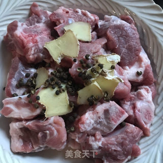 糖醋排骨炖鲍鱼的做法步骤：2