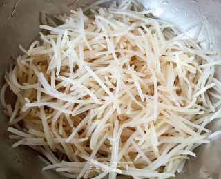 银针笋丝拌海虹的做法步骤：7