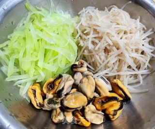 银针笋丝拌海虹的做法步骤：9